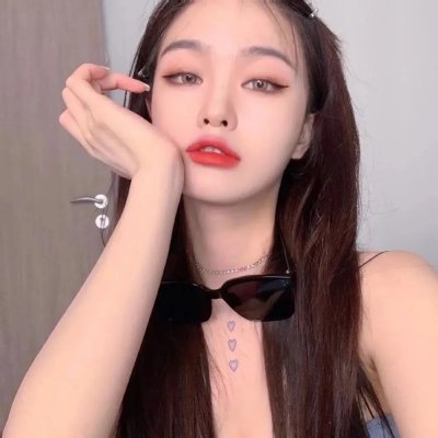 随盲柳入眠的女人